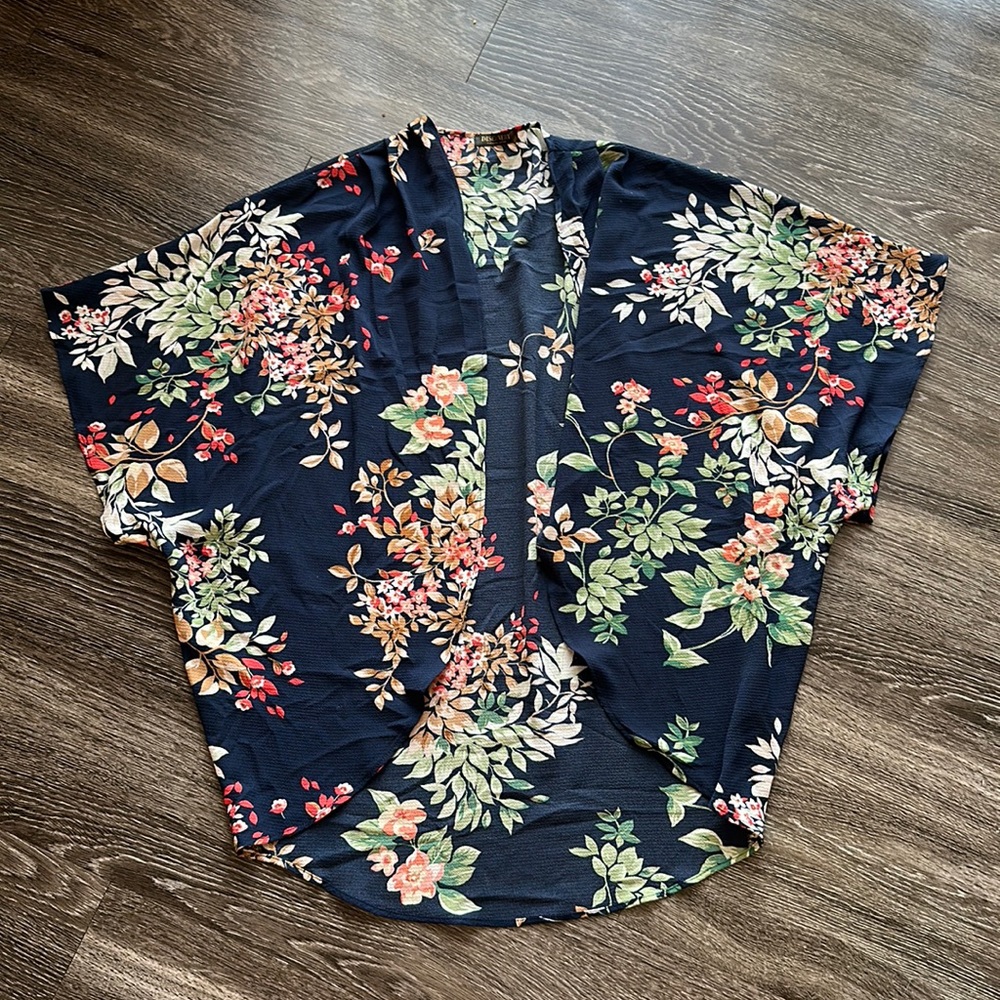 Women’s top - Picture 2 of 3